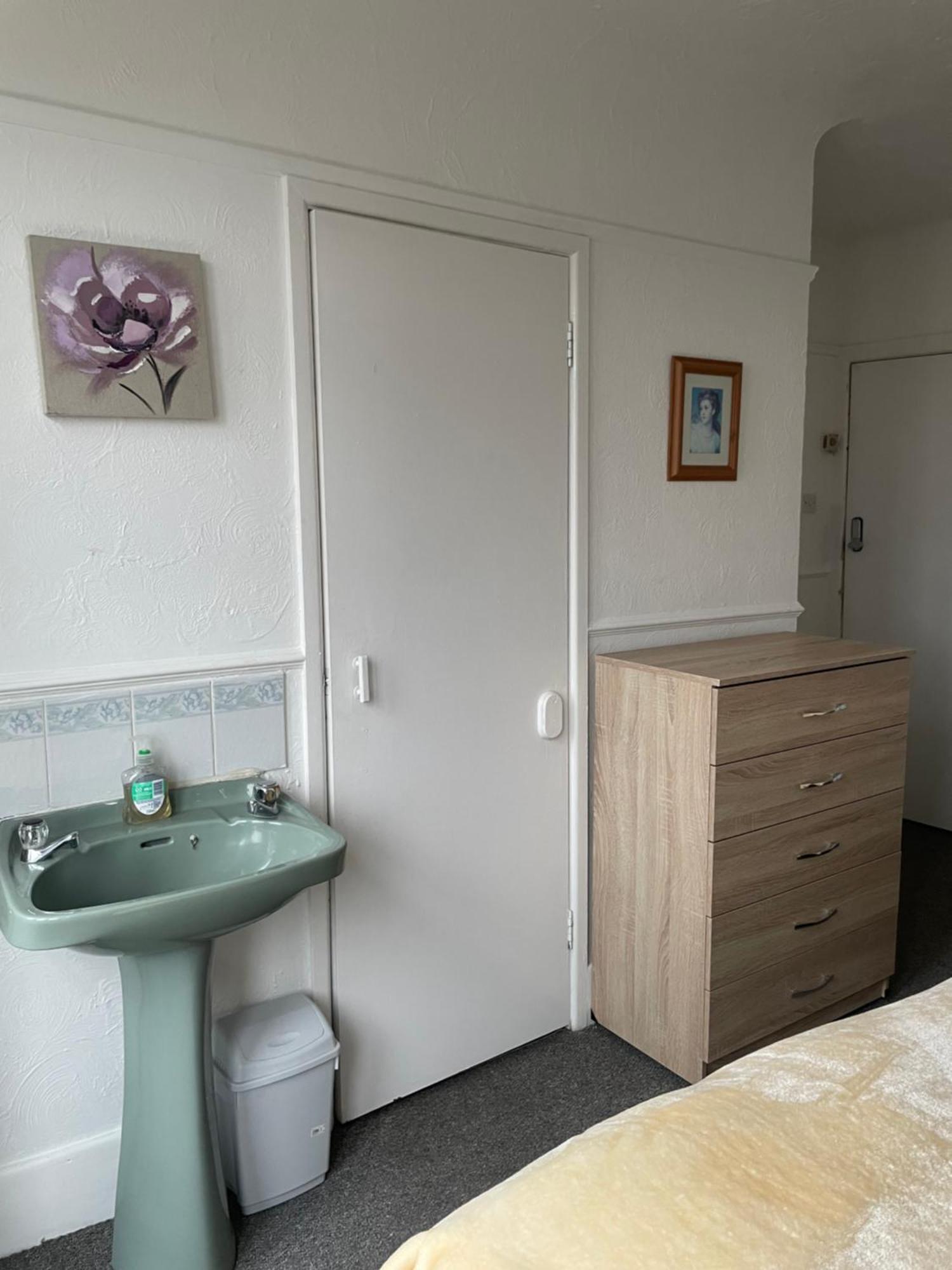 בורנמות' Amitie Guest House מראה חיצוני תמונה